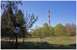 Auf der Gipfelhochfläche steht eine Funkantenne der Telekom 